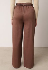 Born2be - Brązowe Szerokie Spodnie z Wysokim Stanem z Domieszką Bawełny i Geometryczną Klamrą Syliteia. Okazja: na co dzień. Stan: podwyższony. Kolor: brązowy. Materiał: bawełna. Wzór: geometria. Styl: casual #5