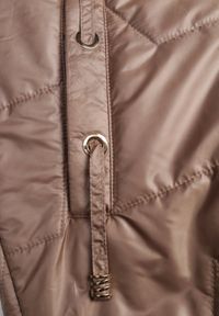 Renee - Szampańska Długa Kamizelka Pikowana z Nieodpinanym Kapturem Ozdobiona Naszywką Kasseda. Okazja: na co dzień. Kolor: złoty. Materiał: poliester, jeans. Długość: długie. Wzór: aplikacja. Styl: casual #7