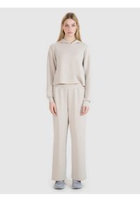 4f - 4F Bluza dresowa nierozpinana z modalem damska - beżowa M. Okazja: na co dzień. Typ kołnierza: bez kaptura. Kolor: beżowy. Materiał: dresówka. Długość rękawa: raglanowy rękaw. Wzór: gładki, ze splotem. Styl: klasyczny, sportowy, casual. Sport: fitness
