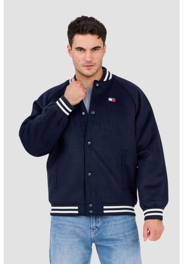 Tommy Jeans - TOMMY JEANS Granatowy męski bomber z domieszką wełny Varsity, Rozmiar L. Okazja: na co dzień. Kolor: niebieski. Materiał: wełna. Wzór: paski. Styl: klasyczny, sportowy, casual, elegancki