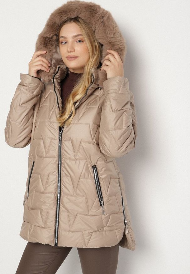 Born2be - Brązowa Pikowana Kurtka z Kapturem z Futerkiem Azilma. Okazja: na co dzień, na spacer. Typ kołnierza: kaptur. Kolekcja: plus size. Kolor: brązowy. Materiał: futro. Wzór: aplikacja. Styl: klasyczny, casual