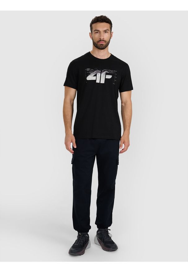 4f - 4F T-shirt regular z nadrukiem męski - czarny S. Okazja: na co dzień. Kolor: czarny. Materiał: jersey, bawełna, materiał. Długość rękawa: krótki rękaw. Długość: krótkie. Wzór: nadruk. Styl: casual, klasyczny, sportowy