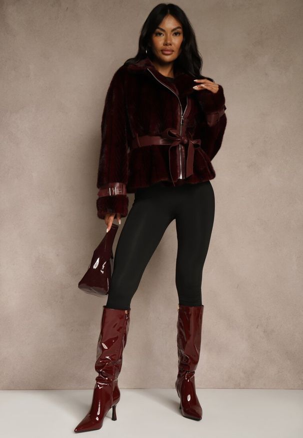 Renee - Bordowa Kurtka Futerko z Paskiem z Imitacji Skóry Zdobiona Klamerkami Jynlisa. Okazja: na co dzień. Kolor: czerwony. Materiał: skóra, futro. Wzór: aplikacja. Styl: casual