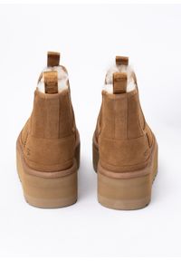 Ugg - Sztyblety damskie brązowe UGG W NEUMEL PLATFORM CHELSEA. Kolor: brązowy. Materiał: wełna, skóra, lyocell, zamsz. Szerokość cholewki: normalna. Obcas: na platformie. Styl: elegancki