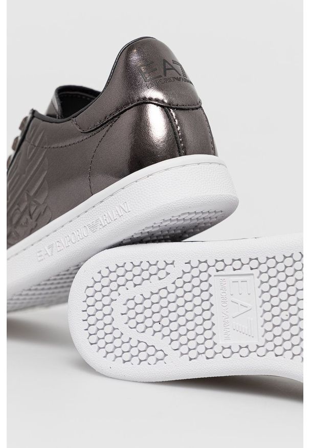 EA7 Emporio Armani Buty skórzane kolor szary na płaskiej podeszwie. Nosek buta: okrągły. Zapięcie: sznurówki. Kolor: szary. Materiał: skóra. Obcas: na obcasie, na płaskiej podeszwie. Wysokość obcasa: niski