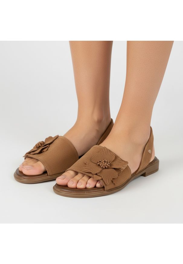 Sandały damskie Armodo, cholewka ze skóry naturalnej o gładkiej strukturze z ozdobnym kwiatem na przodzie, odkryta konstrukcja z regulowanym zapięcie. Kolor: brązowy. Materiał: skóra. Wzór: gładki, kwiaty. Obcas: na obcasie. Wysokość obcasa: średni