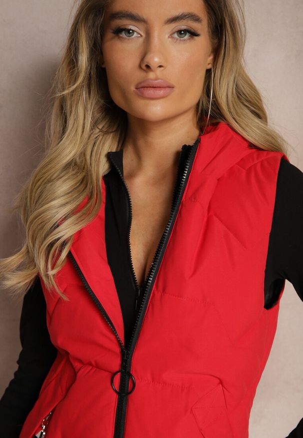 Renee - Czerwona Kamizelka Pikowana o Długim Kroju z Kapturem Zapinana na Suwak Terilenes. Okazja: na co dzień. Typ kołnierza: kaptur. Kolor: czerwony. Materiał: jeans. Długość: długie. Styl: elegancki, casual