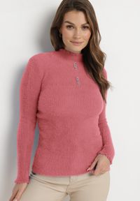 Born2be - Różowy Puchaty Wełniany Sweter z Półgolfem i Biżuteryjnymi Guzikami Xeminta. Kolor: różowy. Materiał: wełna #4