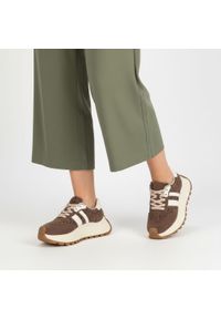 Sneakersy damskie S.Barski, cholewka skóra naturalna zamszowa kontrastowe panele wiązanie klasyczne fason niski zaokrąglony nosek masywna wizualnie p. Kolor: brązowy. Materiał: zamsz, skóra. Szerokość cholewki: normalna. Styl: klasyczny #1