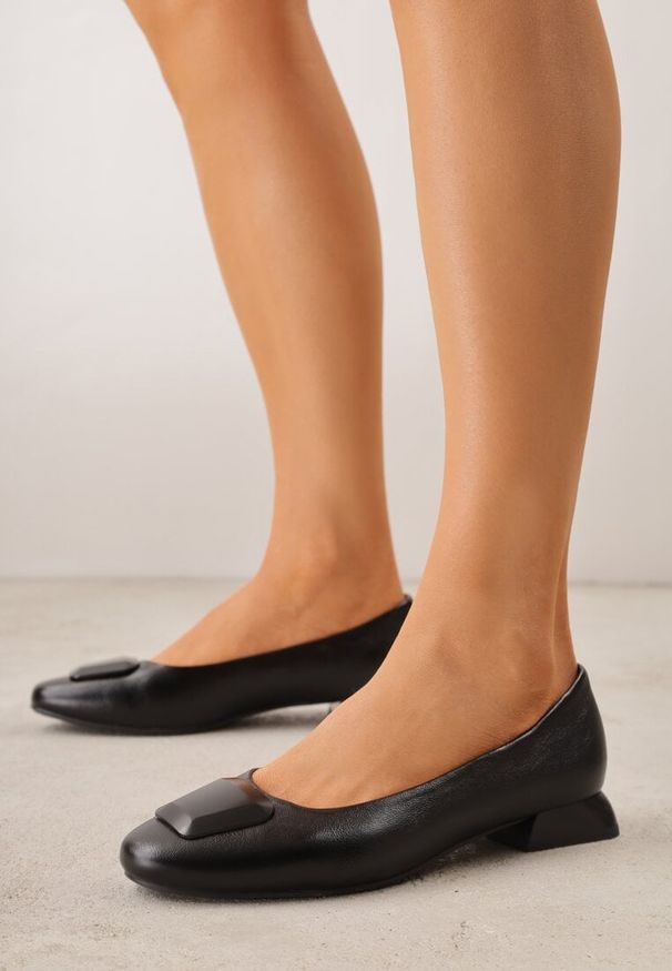 Renee - Czarne Czółenka w Stylu Retro ze Skórzaną Wkładką Faylina. Okazja: na imprezę. Kolor: czarny. Materiał: skóra. Obcas: na obcasie. Styl: retro. Wysokość obcasa: niski