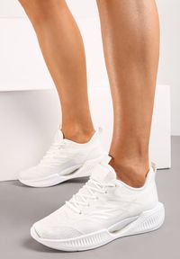 Renee - Białe Buty Sportowe na Płaskiej Podeszwie ze Sznurowaniem Assah. Kolor: biały. Obcas: na płaskiej podeszwie