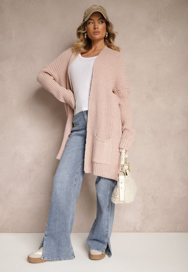 Renee - Jasnoróżowy Długi Kardigan Bez Zapięć z Obniżoną Linią Ramion i Kieszeniami Viatha. Okazja: na co dzień. Kolor: różowy. Materiał: jeans. Długość rękawa: na ramiączkach. Długość: długie. Styl: elegancki, casual