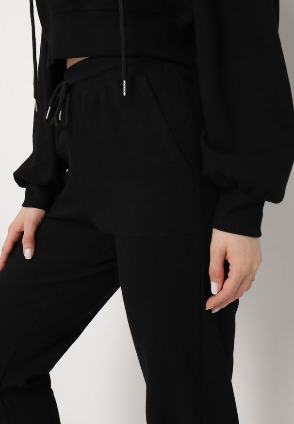 Born2be - Czarny Komplet Dresowy Bluza z Kapturem i Spodnie Joggery Famiana. Kolor: czarny. Materiał: dresówka