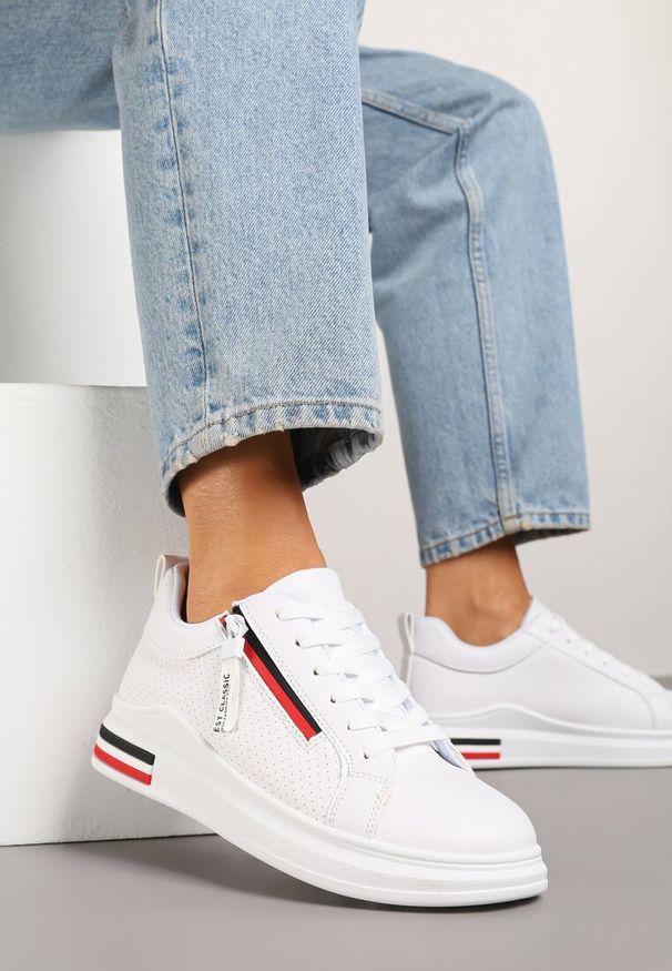 Renee - Białe Sneakersy z Ozdobnymi Napisami Suwakiem i Paskami Tosime. Okazja: na co dzień. Zapięcie: pasek. Kolor: biały. Materiał: jeans. Wzór: napisy