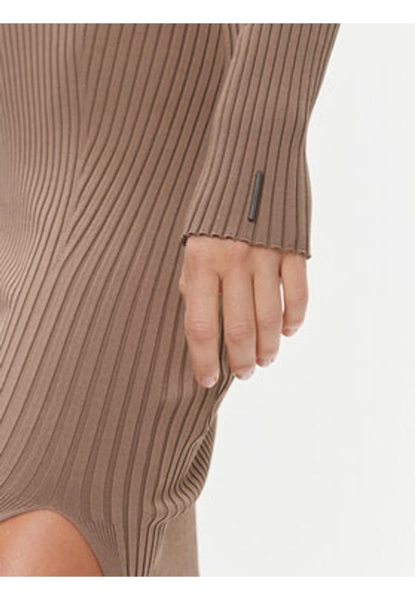 Calvin Klein Sukienka dzianinowa K20K205997 Beżowy Slim Fit. Kolor: beżowy. Materiał: syntetyk