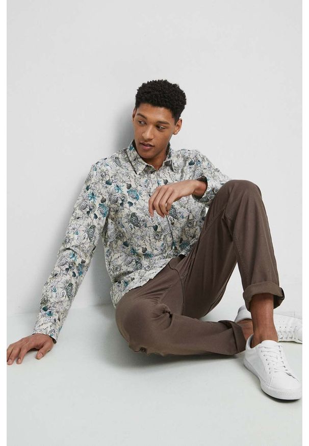 medicine - Medicine koszula lniana męska kolor beżowy regular z kołnierzykiem klasycznym. Typ kołnierza: kołnierzyk klasyczny. Kolor: beżowy. Materiał: len. Długość rękawa: długi rękaw. Długość: długie. Styl: klasyczny