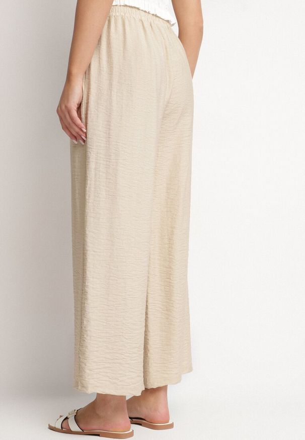 Born2be - Beżowe Spodnie z Wiskozy z Wysokim Stanem Gumką w Pasie i Szeroką Nogawką Lannola. Okazja: na spacer, na co dzień. Stan: podwyższony. Kolor: beżowy. Materiał: wiskoza. Styl: elegancki, casual