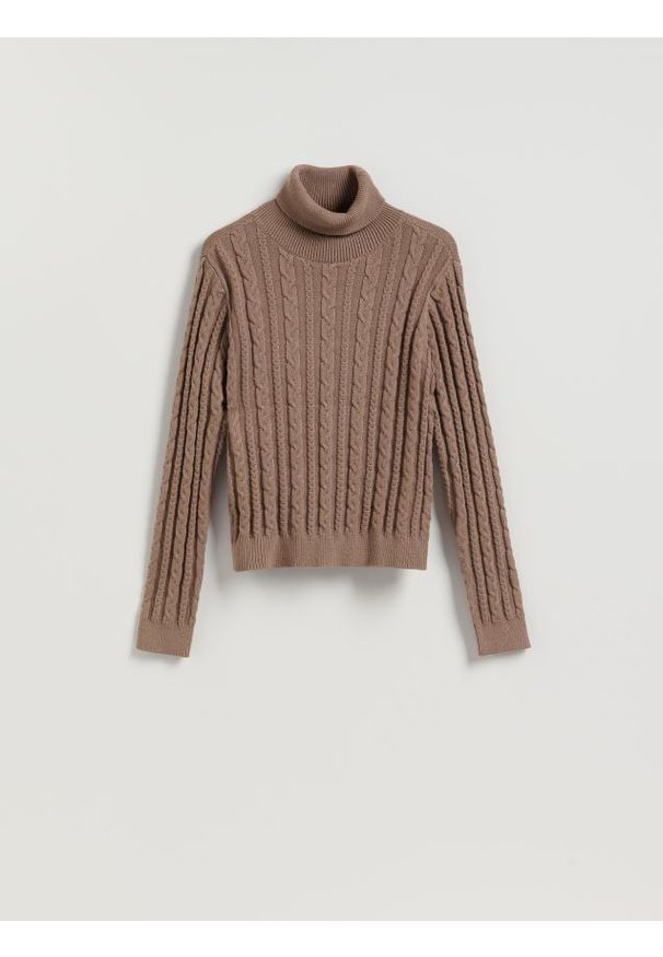 Reserved - Golf z dekoracyjnym splotem - brązowy. Typ kołnierza: golf. Kolor: brązowy. Materiał: dzianina, wiskoza. Wzór: ze splotem