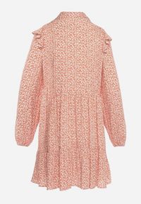 Born2be - Różowa Rozkloszowana Sukienka Mini w Kwiaty z Falbankami na Ramionach Lorean. Okazja: na spacer, na imprezę. Typ kołnierza: kołnierz z falbankami. Kolor: różowy. Materiał: materiał. Wzór: kwiaty. Sezon: lato. Styl: elegancki. Długość: mini #2