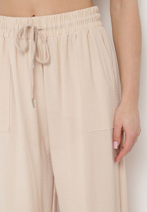 Born2be - Beżowe Spodnie z Prostą Nogawką i Kieszeniami oraz Sznurkiem w Talii Qulai. Okazja: na co dzień, na spacer. Kolor: beżowy. Styl: klasyczny, casual