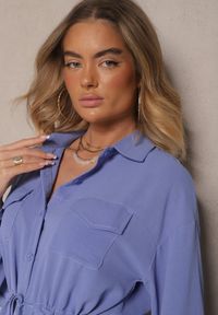 Renee - Niebieska Sukienka Koszulowa z Bawełną Ozdobiona Wiązaniem Uladrisa. Okazja: na co dzień. Kolor: niebieski. Materiał: bawełna. Wzór: aplikacja. Typ sukienki: koszulowe. Styl: klasyczny, casual, elegancki #3