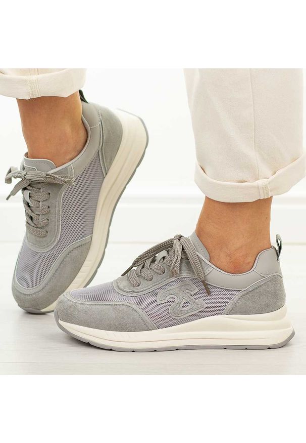 Szare skórzane sneakersy damskie T.Sokolski 459. Okazja: na spacer, na co dzień. Nosek buta: okrągły. Kolor: szary. Materiał: tkanina, zamsz, skóra. Szerokość cholewki: normalna. Sezon: wiosna, jesień, lato. Obcas: na platformie. Sport: turystyka piesza