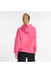 Bluza damska New Balance WT43524DAB – różowa. Okazja: na co dzień. Kolor: różowy. Materiał: bawełna, dresówka, poliester, prążkowany. Styl: casual, klasyczny #4