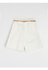 Sinsay - Szorty jeansowe paperbag z paskiem - kremowy. Kolor: kremowy. Materiał: jeans