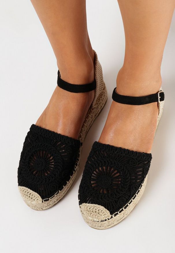 Born2be - Czarne Espadryle na Grubej Podeszwie z Plecionki i Ażurowym Wzorem na Cholewce Astaria. Kolor: czarny. Szerokość cholewki: normalna. Wzór: ażurowy. Styl: wakacyjny, boho