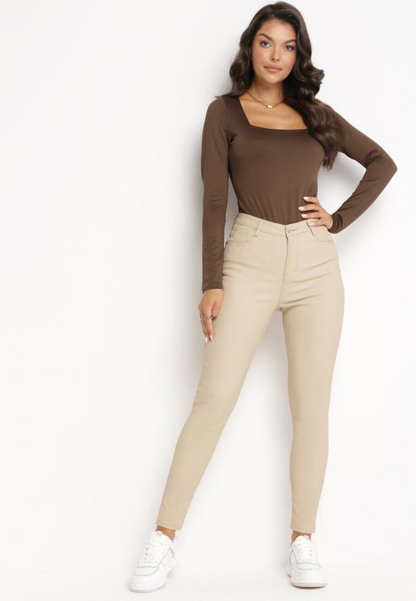 Born2be - Beżowe Modelujące Spodnie Skinny z Kieszeniami Envoi. Kolor: beżowy