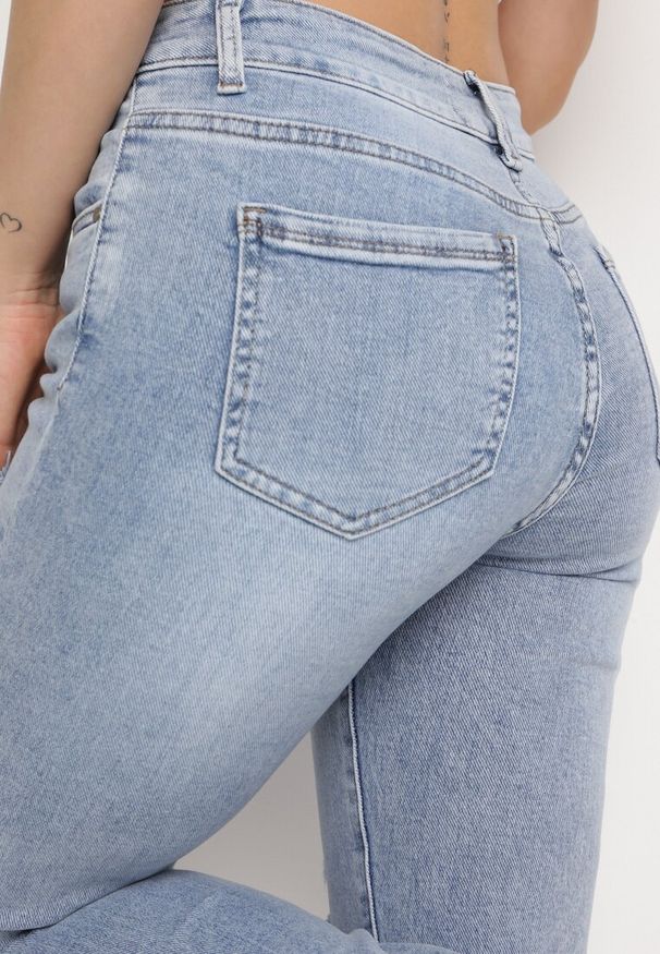 Born2be - Jasnoniebieskie Jeansy o Fasonie Regular Ozdobione Przetarciami Ivispia. Okazja: na spacer, na co dzień. Kolor: niebieski. Wzór: aplikacja. Styl: casual