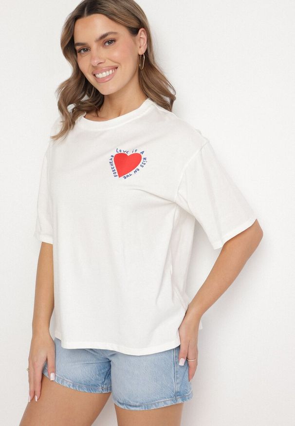 Born2be - Jasnobeżowy Bawełniany T-shirt z Motywem Serca Liorlie. Okazja: na co dzień, na spacer. Kolor: beżowy. Materiał: bawełna. Styl: klasyczny, casual