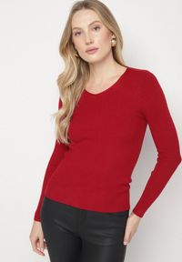 Born2be - Bordowy Dopasowany Sweter z Prążkowanej Dzianiny z Bawełną z Dekoltem w Serek Tesma. Okazja: na co dzień. Typ kołnierza: dekolt w serek. Kolor: czerwony. Materiał: dzianina, bawełna, prążkowany. Długość rękawa: długi rękaw. Długość: długie. Styl: casual, elegancki #4