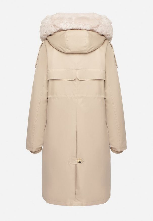 Born2be - Jasnobeżowa Kurtka Parka z Kapturem Futrzaną Wyściółką i Ściągaczem w Talii Semarien. Okazja: na co dzień. Typ kołnierza: kaptur. Kolor: beżowy. Materiał: futro. Długość rękawa: długi rękaw. Długość: długie. Styl: casual, klasyczny