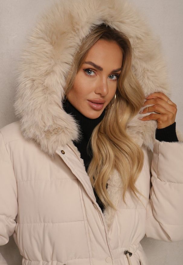 Renee - Jasnobeżowa Dwustronna Kurtka z Pikowanymi Przeszciami Kapturem i Ściągaczem w Talii Mesizola. Okazja: na co dzień, na spacer. Kolor: beżowy. Materiał: jeans, futro. Styl: elegancki, casual