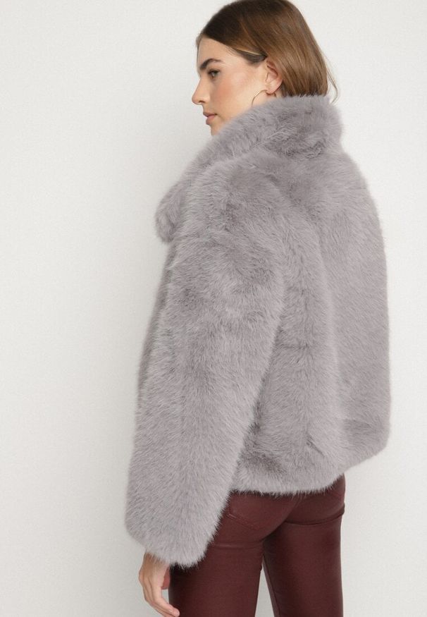 Born2be - Szara Jednorzędowa Kurtka Futerko z Szerokim Kołnierzem Conellia. Okazja: na co dzień. Kolor: szary. Materiał: futro. Styl: casual, elegancki