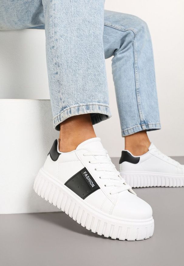Born2be - Białe Sneakersy na Grubej Podeszwie z Tłoczeniem i Ozdobnym Pasem Eleazira. Okazja: na co dzień. Nosek buta: okrągły. Kolor: biały. Materiał: jeans
