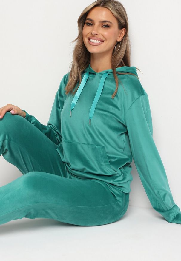 Born2be - Jasnozielony Komplet Dresowy z Bawełną Bluza z Kapturem i Kieszenią Spodnie z Gumką w Talii Quesaria. Kolor: zielony. Materiał: bawełna, dresówka