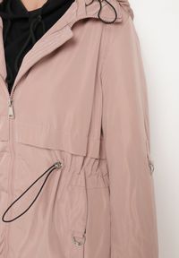 Born2be - Różowa Kurtka Parka Ściągana w Talii z Odpinanym Kapturem Milabra. Kolor: różowy. Materiał: jeans. Styl: klasyczny, sportowy #7