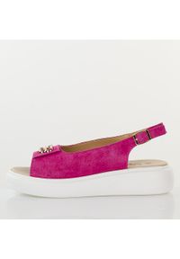 Fuksja skórzane sandały damskie S.Barski 601. Okazja: na spacer, na co dzień. Kolor: różowy. Materiał: zamsz, skóra. Wzór: aplikacja. Sezon: wiosna, lato. Obcas: na platformie. Styl: casual, elegancki, klasyczny #1