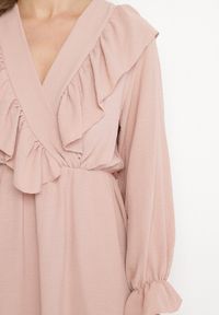 Born2be - Różowa Rozkloszowana Sukienka o Kopertowym Kroju z Falbankami Celonara. Okazja: na imprezę. Typ kołnierza: kołnierz z falbankami. Kolor: różowy. Typ sukienki: kopertowe. Styl: elegancki #5