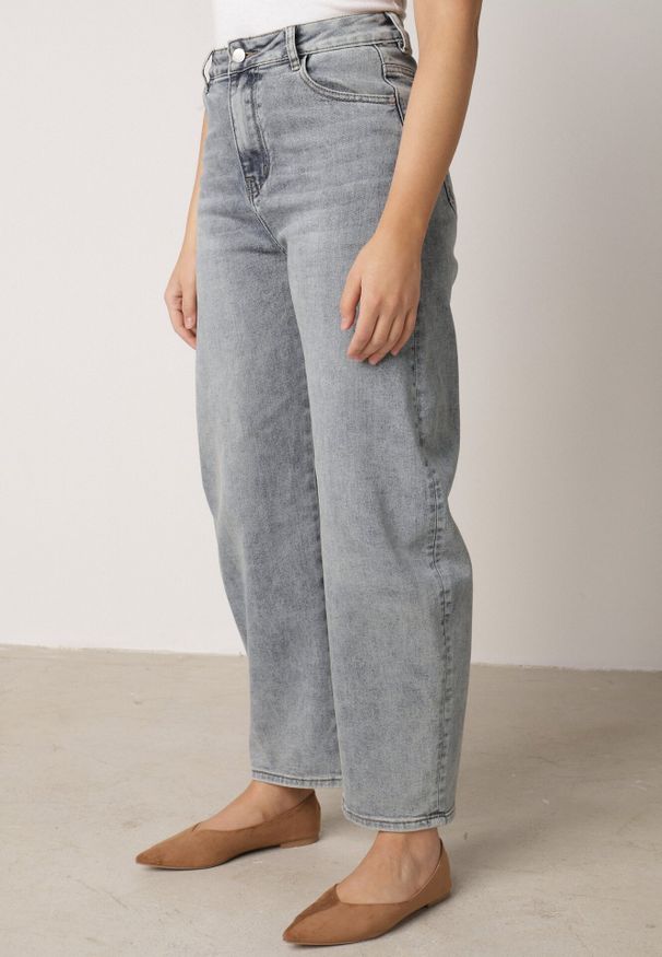 Born2be - Jasnoniebieskie Bawełniane Jeansy o Kroju Barrel Leg z Wysokim Stanem Vimariele. Okazja: na co dzień. Stan: podwyższony. Kolor: niebieski. Styl: boho, klasyczny, casual