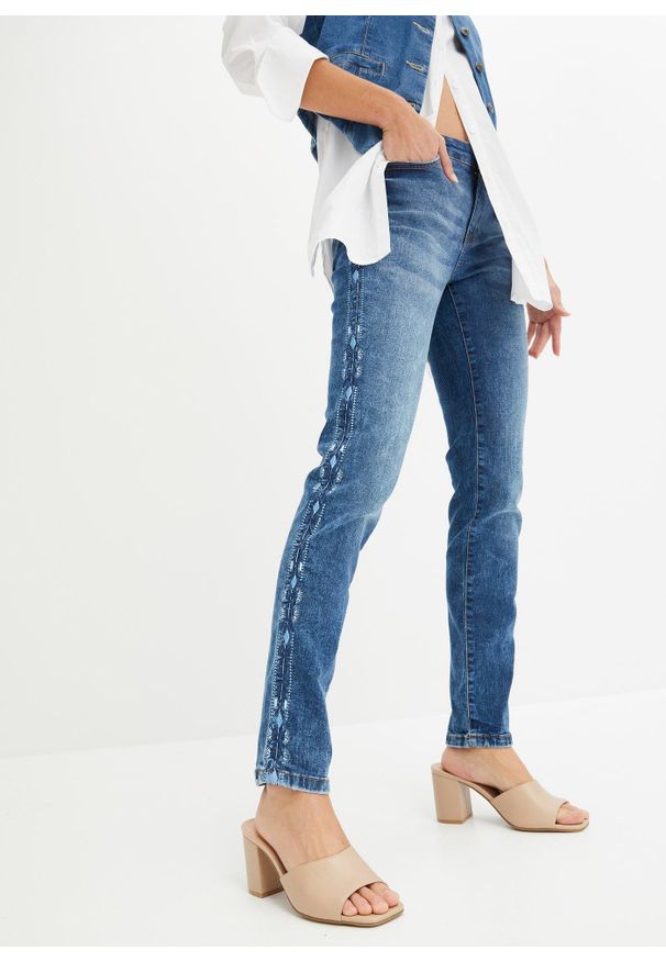 bonprix - Dżinsy SKINNY ze stretchem, mid waist. Kolor: niebieski. Wzór: aplikacja. Styl: elegancki