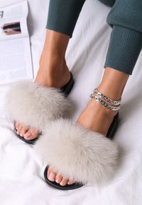 Renee - Beżowe Klapki z Futrem Turtlefeather. Okazja: do domu, na co dzień. Nosek buta: otwarty. Kolor: beżowy. Materiał: futro. Wzór: aplikacja. Styl: street, casual #1