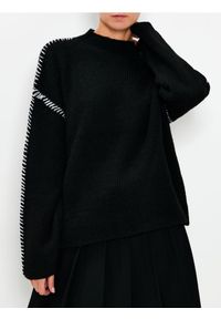 Sinsay - Prążkowany sweter - czarny. Kolor: czarny. Materiał: prążkowany
