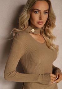 Renee - Jasnobeżowy Sweter Golf z Ozdobnym Wycięciem Przy Dekolcie Erticia. Typ kołnierza: golf. Kolor: beżowy. Sezon: zima #5