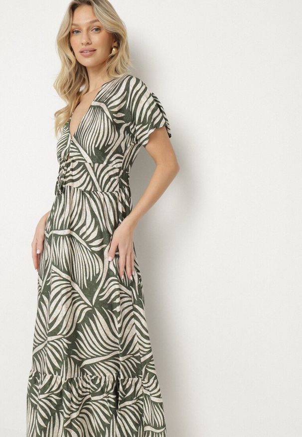 Born2be - Zielona Sukienka Wiskozowa Rozkloszowana w Liściasty Print Draledia. Typ kołnierza: dekolt w serek. Kolor: zielony. Materiał: wiskoza. Długość rękawa: krótki rękaw. Wzór: nadruk. Typ sukienki: rozkloszowane
