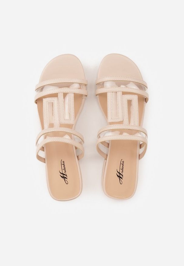 Renee - Beżowe Klapki Ozdobione Geometrycznym Motywem Nysathei. Okazja: na co dzień. Kolor: beżowy. Wzór: geometria, aplikacja. Sezon: lato. Styl: casual