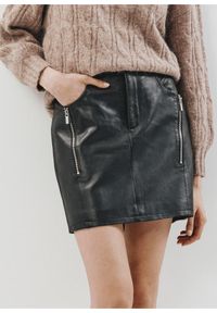 Ochnik - Czarna spódnica mini ze skóry naturalnej. Kolor: czarny. Materiał: skóra #1