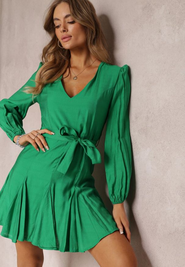 Renee - Zielona Rozkloszowana Sukienka Mini z Wiązaniem w Talii Evyna. Kolor: zielony. Długość: mini